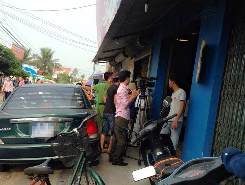 Nửa đêm dẫn xăng phóng hỏa nhà hàng xóm - 1