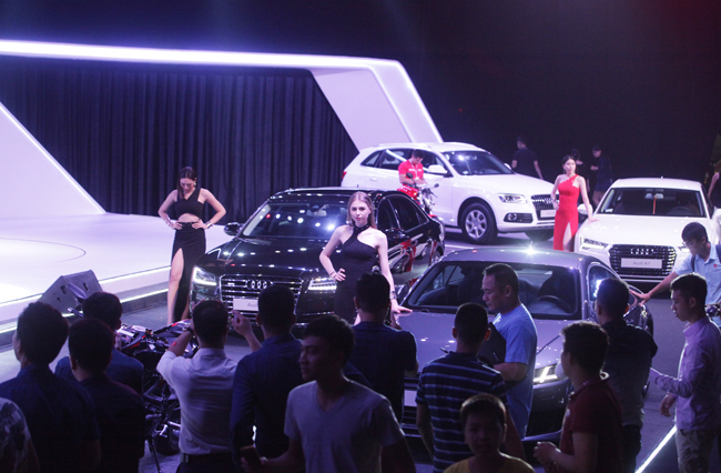 11 mẫu xe ô tô Audi được trưng bày tại triển lãm sang trọng mang tên Audi Progressive 2016 tại Cung thể thao Quần Ngựa, Hà Nội đã chính thức mở cửa đón khách tham quan từ sáng nay, ngày 10/6.
