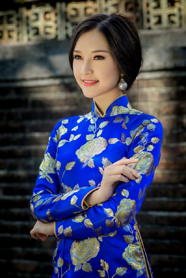 Cô gái đang gây sốt cộng đồng mạng hiện nay nhờ vẻ đẹp "thánh nữ" là Hoa khôi Người đẹp Du lịch Huế 2015, Lê Trần Ngọc Trân. Người đẹp cao 1m68, nặng 47 kg.