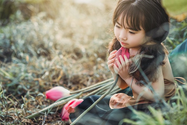 Bộ ảnh sen của bé gái 4 tuổi, San San đang được cộng đồng mạng chia sẻ "rần rần" với nhiều lời khen ngợi. 