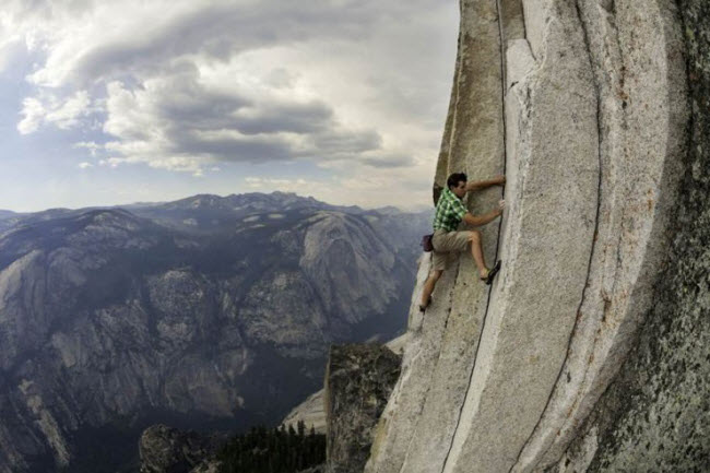 Thung lũng Yosemite trong vườn quốc gia cùng tên ở bang California (Mỹ), mê hoặc những người khám phá với thiên nhiên hoang sơ tuyệt đẹp. Tới đây, du khách có thể tham gia nhiều hoạt động như đi bộ, leo núi, cắm trại và nhảy dù.