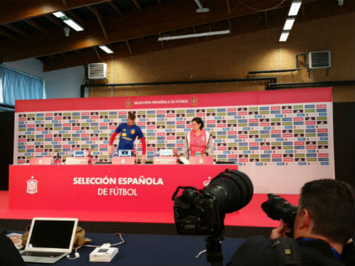 NÓNG Euro: De Gea nhắn tin dàn xếp mua dâm cho 5 sao MU - 2