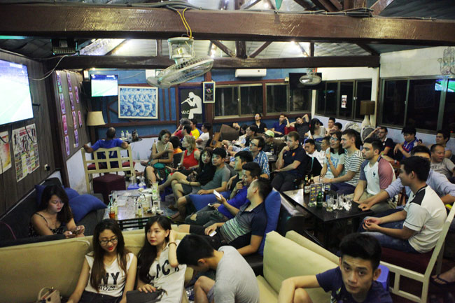 Ảnh: Người Hà Nội trắng đêm xem EURO - 8