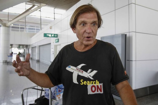 Người đàn ông tự bỏ tiền đi tìm xác MH370 suốt năm qua - 1