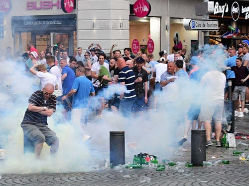 Hỗn chiến với cảnh sát, fan Anh đổ máu tại Marseille - 1