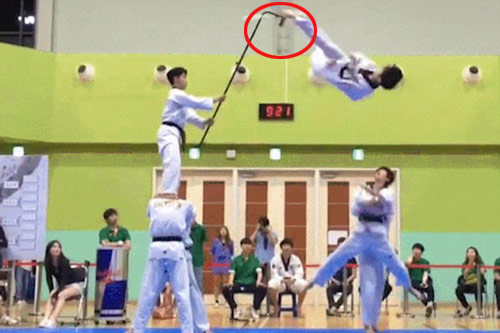 Cao thủ taekwondo bay 4,5m tung cú đá không tưởng - 1