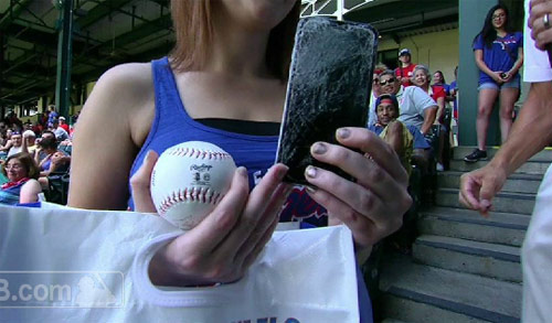 Fan nữ ném vỡ iphone đỡ quả bóng chày vô giá - 1
