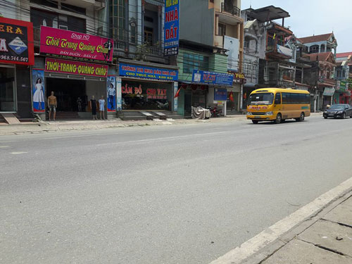 Thanh niên bị côn đồ đi ô tô truy sát, chém đứt bàn tay - 1