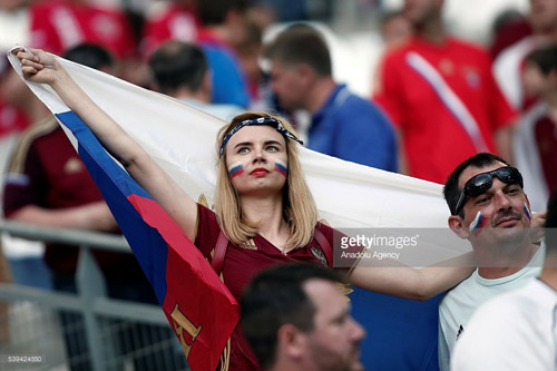 Dàn fan nữ xinh đẹp “đốt nóng” khán đài trận Anh – Nga - 1