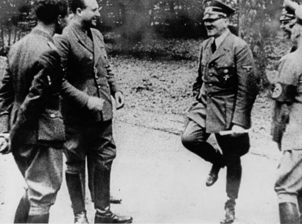 Đức: Bán đấu giá quần và tất của trùm phát xít Hitler - 2