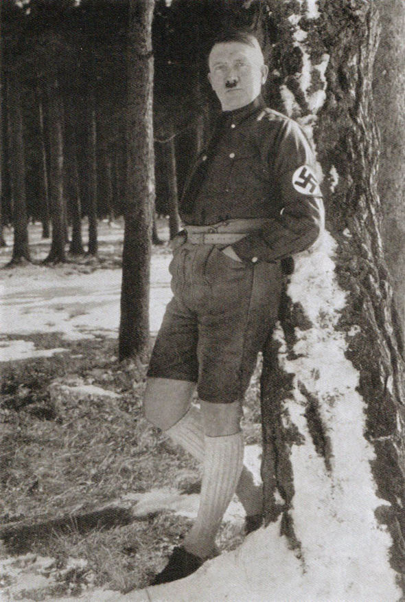 Đức: Bán đấu giá quần và tất của trùm phát xít Hitler - 3