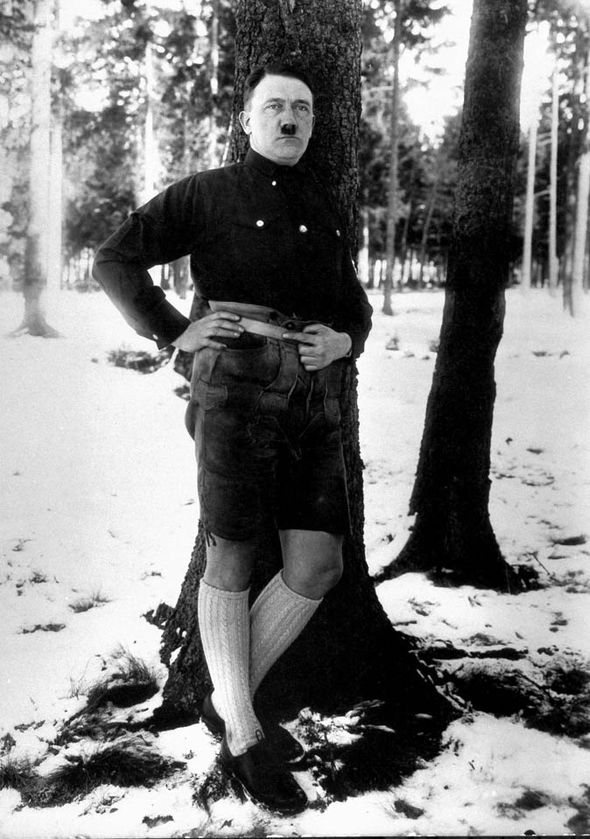 Đức: Bán đấu giá quần và tất của trùm phát xít Hitler - 4