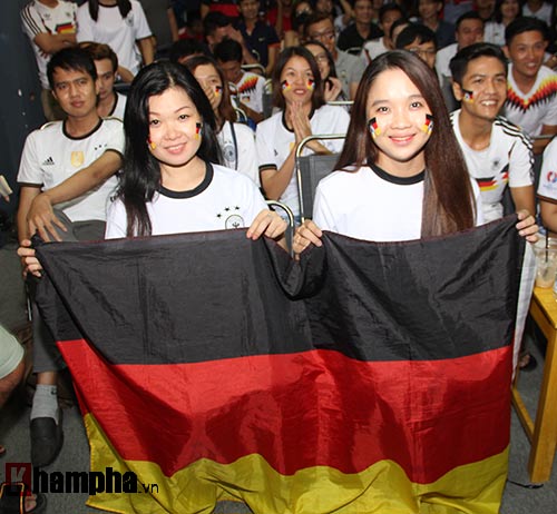Fan nữ miền Tây vượt đường xa trong đêm cổ vũ ĐT Đức - 1