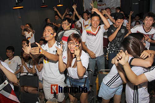 Fan nữ miền Tây vượt đường xa trong đêm cổ vũ ĐT Đức - 3