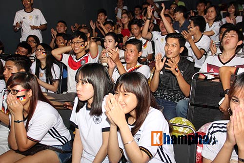 Fan nữ miền Tây vượt đường xa trong đêm cổ vũ ĐT Đức - 5