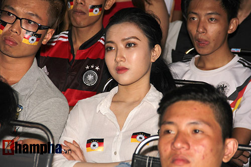 Fan nữ miền Tây vượt đường xa trong đêm cổ vũ ĐT Đức - 6