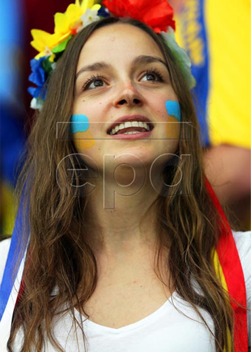 Fan nữ xinh như thiên thần đốt nóng trận Đức - Ukraine - 1