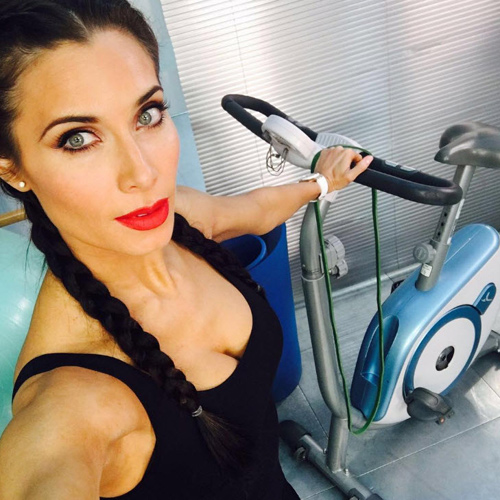 Thân hình sexy từng cm của vợ tuyển thủ Tây Ban Nha - 4