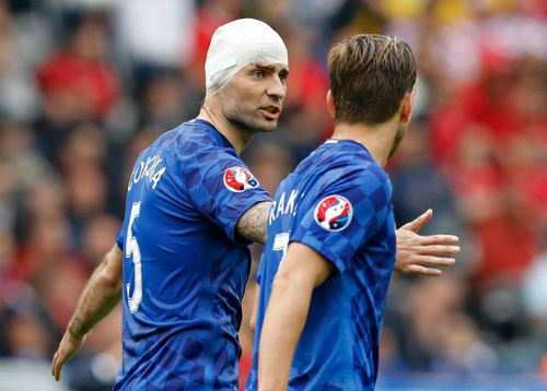 Ảnh đẹp Euro 13/6: Corluka như chiến binh, Modric lập siêu phẩm - 2