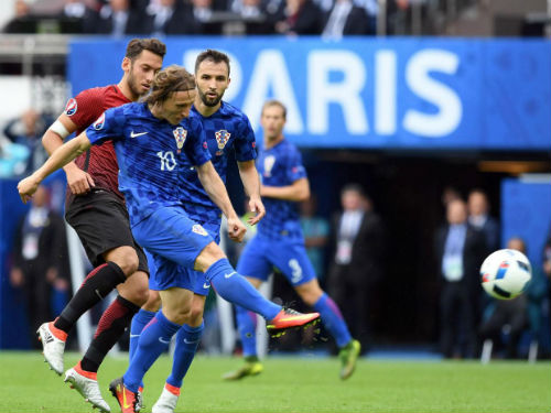 Ảnh đẹp Euro 13/6: Corluka như chiến binh, Modric lập siêu phẩm - 3
