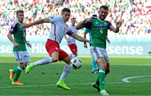 Ảnh đẹp Euro 13/6: Corluka như chiến binh, Modric lập siêu phẩm - 5