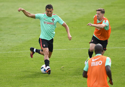 Euro 2016: Ronaldo bị gọi là diễn viên đại tài - 4