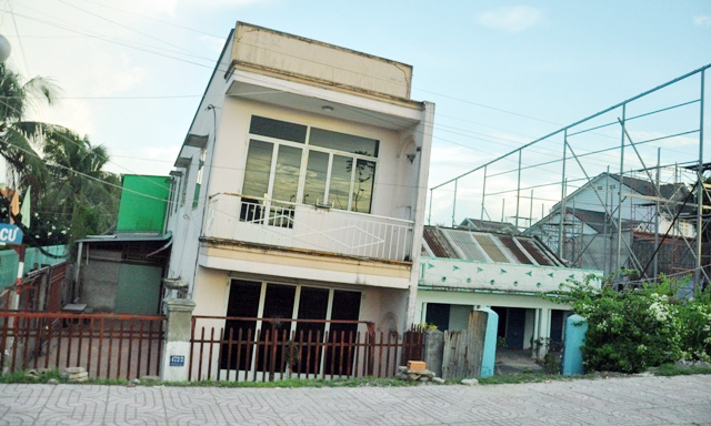 Kỳ lạ: Người Sài Gòn sống trong “hang” bên đại lộ ngàn tỷ - 1