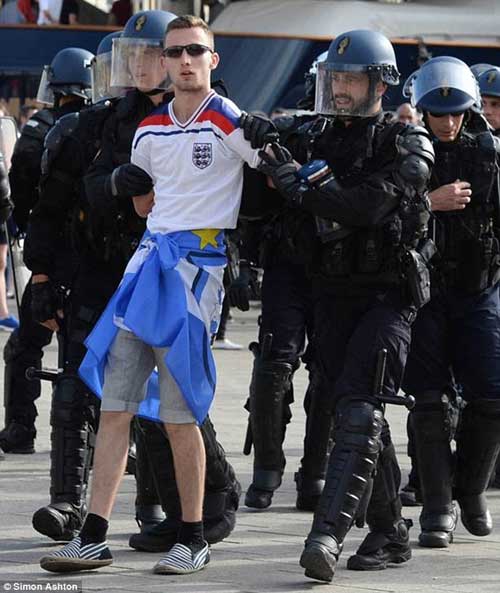 Tin nhanh Euro 14/6: Nga nhận án phạt vì CĐV gây rối - 2