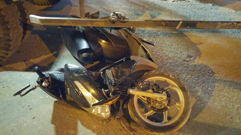 Cháu bé khóc thét với tay về phía người mẹ đã tử vong - 2