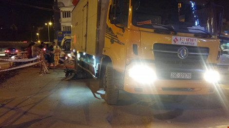 Cháu bé khóc thét với tay về phía người mẹ đã tử vong - 1