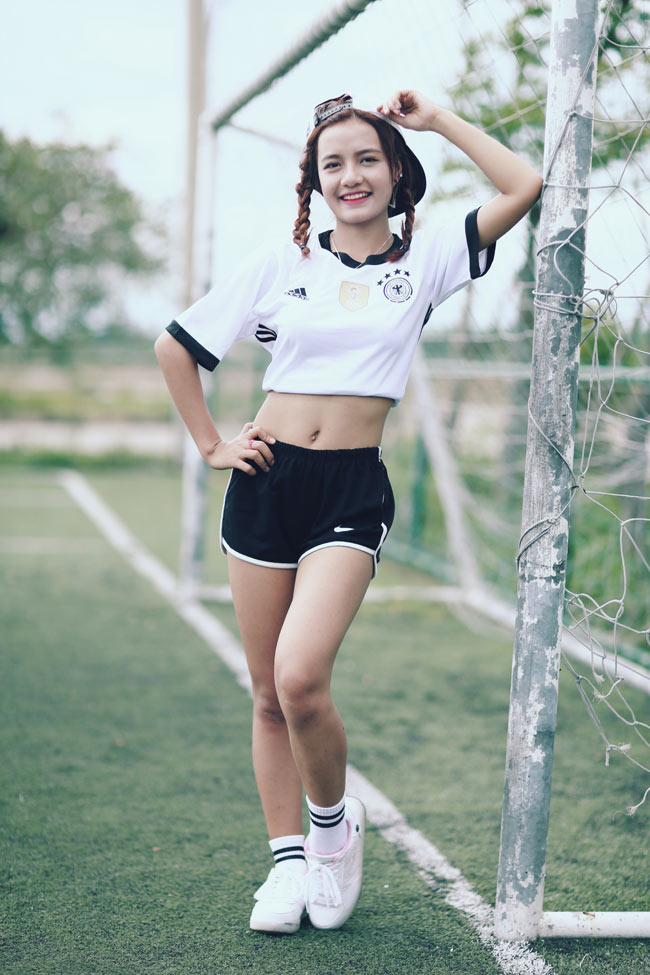 Mới đây, cô nàng vừa thực hiện bộ ảnh năng động trên sân cỏ, bên trái bóng tròn.&nbsp;