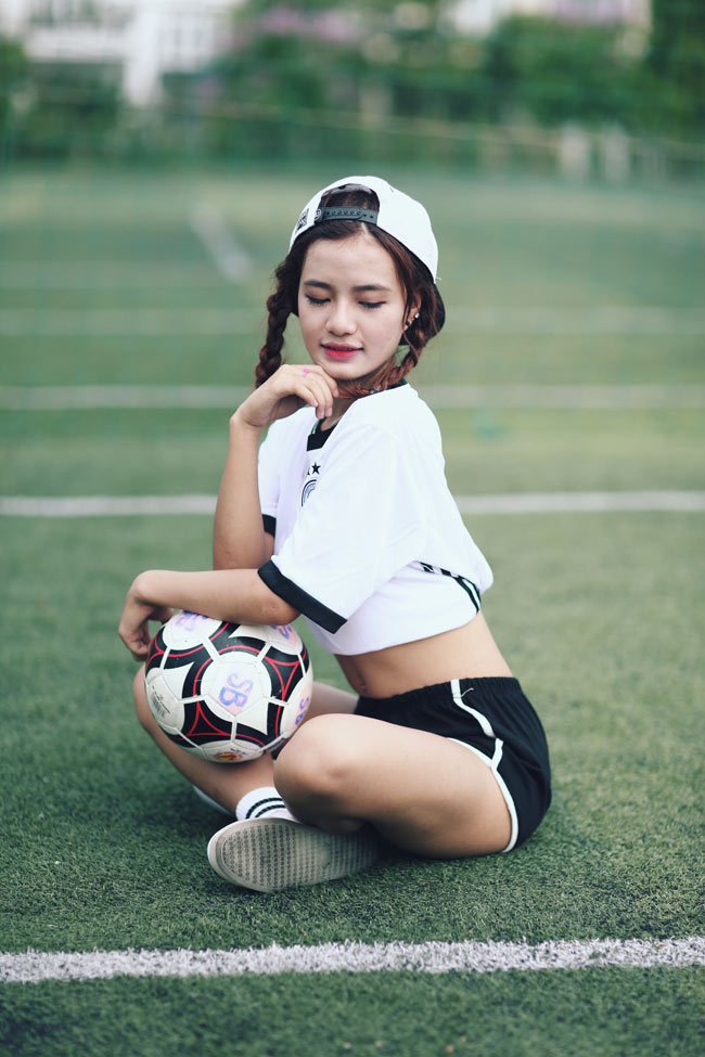 Giải đấu năm nay, cô nàng tiếp tục theo dõi và cổ vũ cho họ dù chỉ xem bóng một mình.&nbsp;
