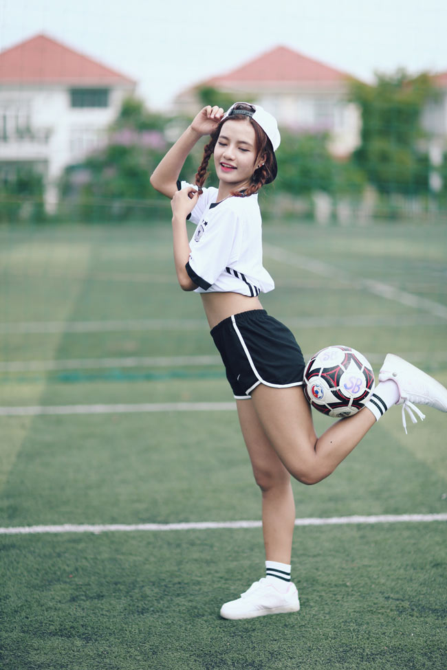Ê Vo tham gia vào đội bóng nữ của lớp và đá ở vị trí tiền đạo.&nbsp;