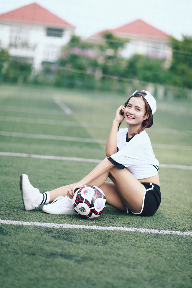 Năng động, khỏe khoắn bên trái bóng.