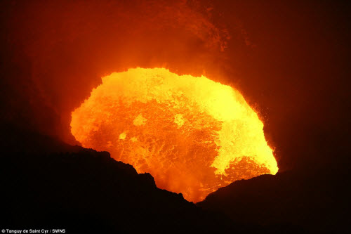 Khám phá hồ dung nham núi lửa nóng tới 1.000 độ C - 1