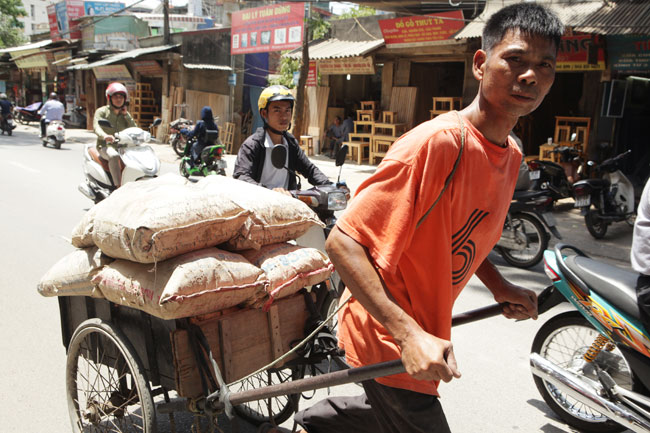 Ảnh: Người lao động quay cuồng trong “chảo lửa” Hà Nội - 3