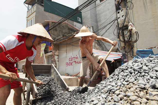 Ảnh: Người lao động quay cuồng trong “chảo lửa” Hà Nội - 4