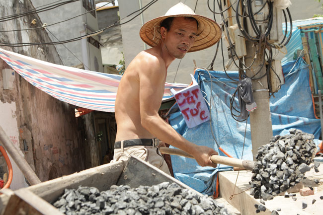 Ảnh: Người lao động quay cuồng trong “chảo lửa” Hà Nội - 5