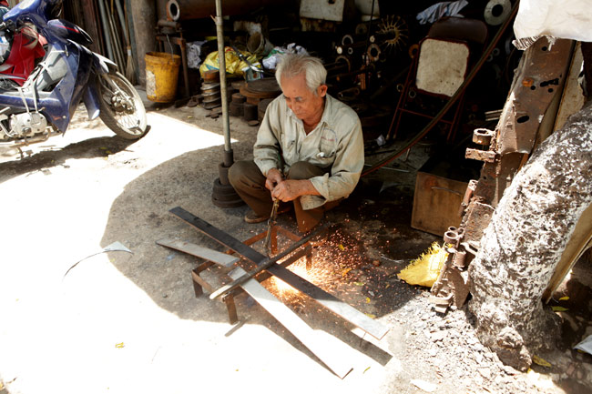 Ảnh: Người lao động quay cuồng trong “chảo lửa” Hà Nội - 8