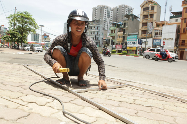 Ảnh: Người lao động quay cuồng trong “chảo lửa” Hà Nội - 9