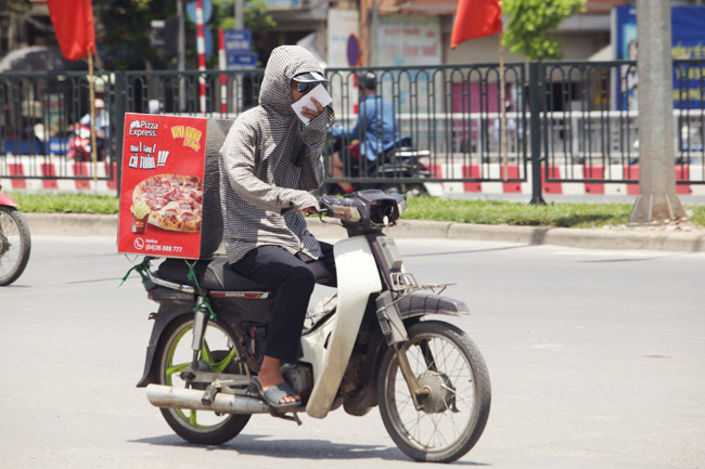 Ảnh: Người lao động quay cuồng trong “chảo lửa” Hà Nội - 13