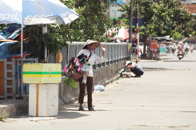 Ảnh: Người lao động quay cuồng trong “chảo lửa” Hà Nội - 12