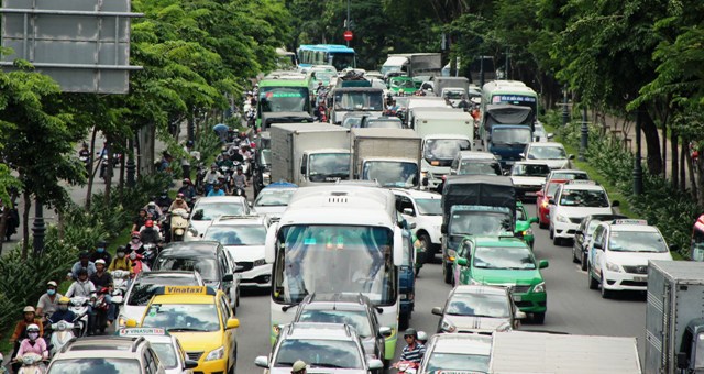 Xe tải húc đổ thanh chắn, đường vào Tân Sơn Nhất “tê liệt” - 2