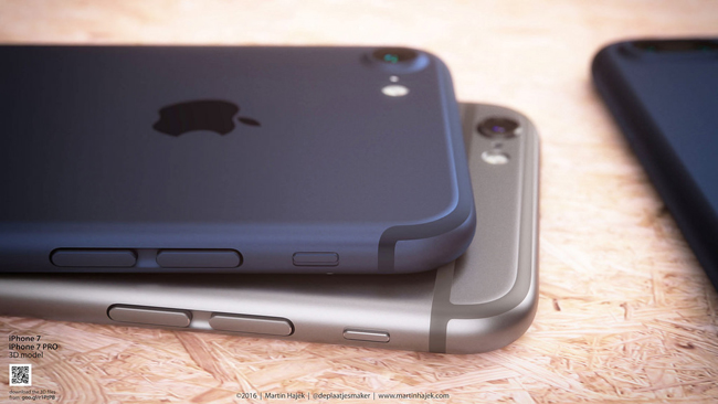 Thiết kế trên phiên bản iPhone cũ và iPhone 7 của Martin Hajek khác biệt ở vạch ngăn ăng ten