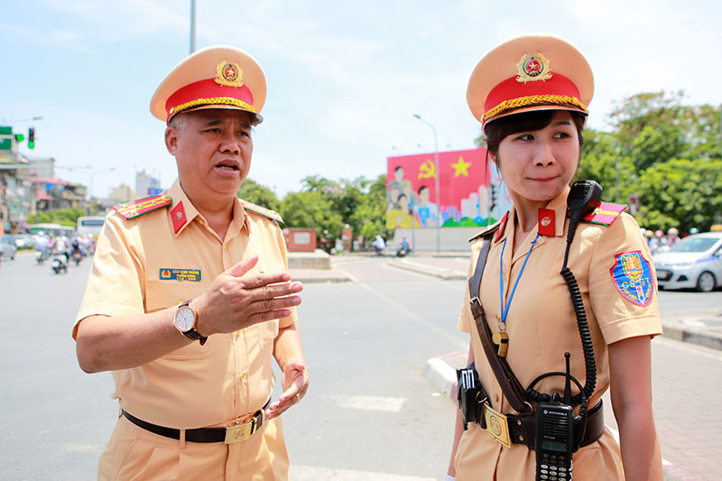 CSGT phơi mình đứng chốt trong nắng nóng đỉnh điểm - 5