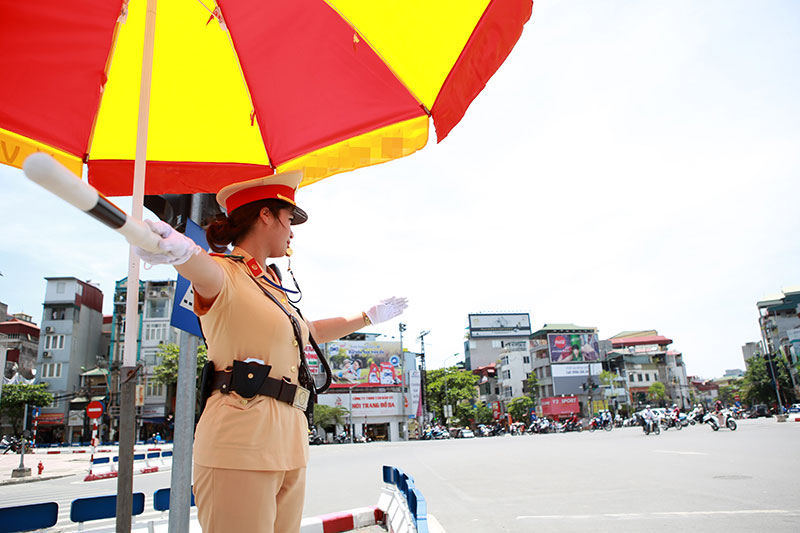 CSGT phơi mình đứng chốt trong nắng nóng đỉnh điểm - 6