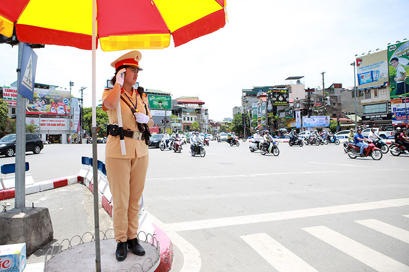 CSGT phơi mình đứng chốt trong nắng nóng đỉnh điểm - 8