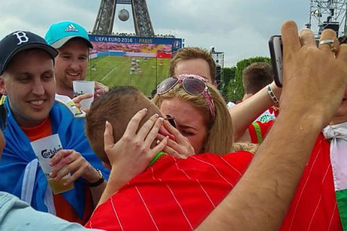 Tình đẹp mùa EURO: Cầu hôn dưới chân tháp Eiffel - 1