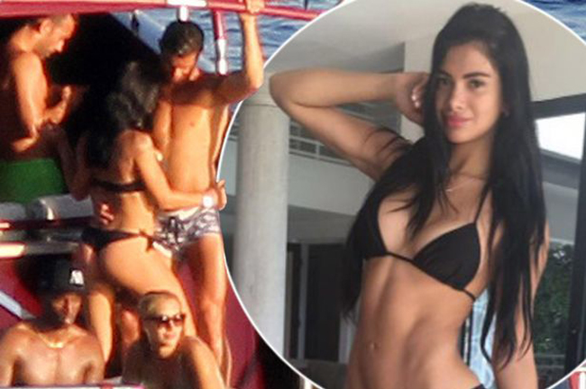 Trước khi sang Pháp dự Euro 2016, Cristiano Ronaldo đã có kỳ nghỉ tại đảo Ibiza. Anh và Daniella Grace có nhiều cử chỉ âu yếm bị paparazzi chụp được.