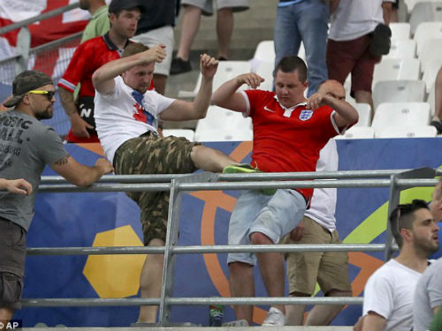 EURO 2016: Có một cuộc chiến ngoài sân cỏ - 1